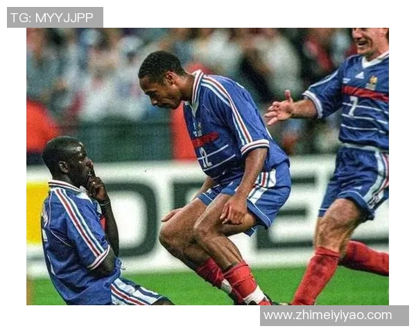 震惊世界足球明星被雷劈瞬间视频曝光网友热议意外事件背后的真相