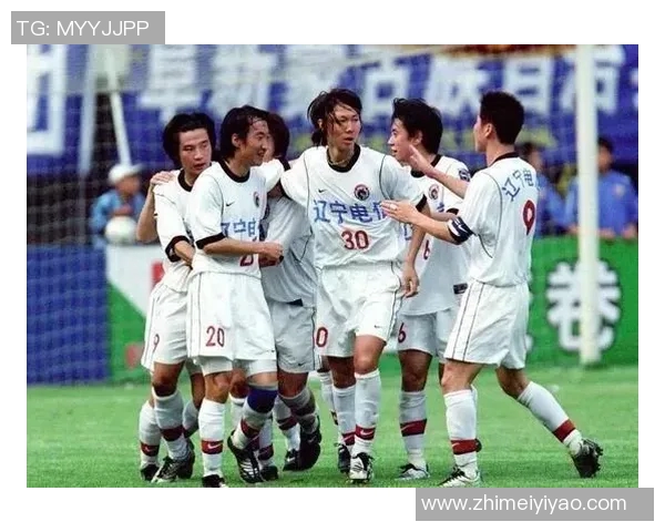 足球明星意外现身婚礼现场引发热议众人纷纷合影留念