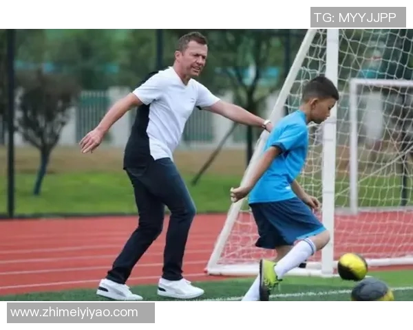 足球明星训练服时尚潮流解析运动员如何通过训练服展现个性与风格 足球明星训练服时尚潮流解析运动员如何通过训练服展现个性与风格